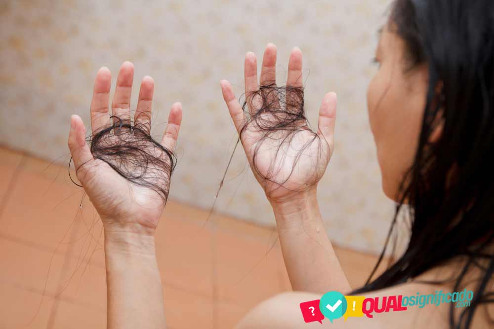 Sonhar com cabelo caindo na mão - www.qualosignificado.com